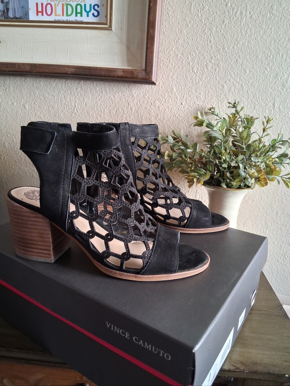 VINCE CAMATO "Lanaira Sandals"